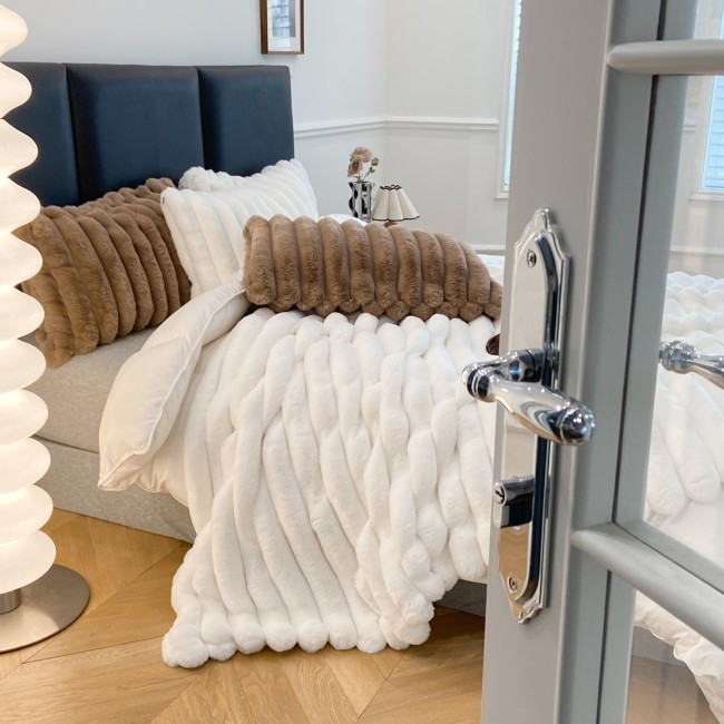 Меховое покрывало Mency Кролик Полоска POMEXKP01 цвет Белый Меховое покрывало Mency Кролик Полоска POMEXKP01 цвет Белый