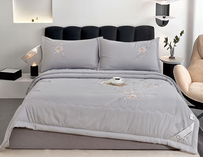 Одеяло Boris с вышивкой с простыней и наволочками ODBORV002 Одеяло Boris с вышивкой с простыней и наволочками ODBORV002