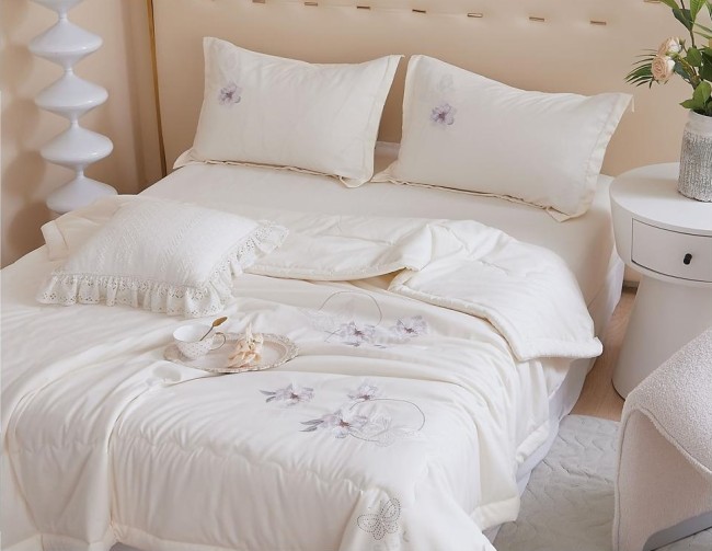 Одеяло Boris с вышивкой с простыней и наволочками ODBORV013 Одеяло Boris с вышивкой с простыней и наволочками ODBORV013