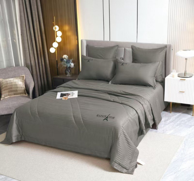 Одеяло MAISON DOR Страйп Сатин с простыней и наволочками L288-86 Одеяло MAISON DOR Страйп Сатин с простыней и наволочками L288-86